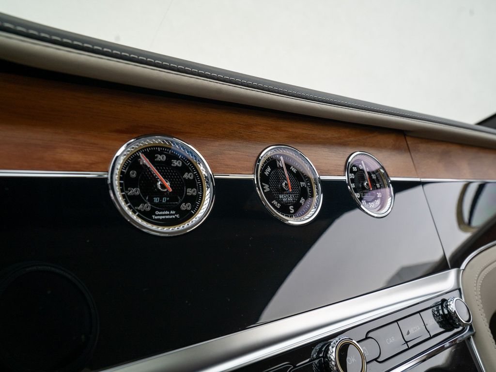 Bentley Continental GTC 2024