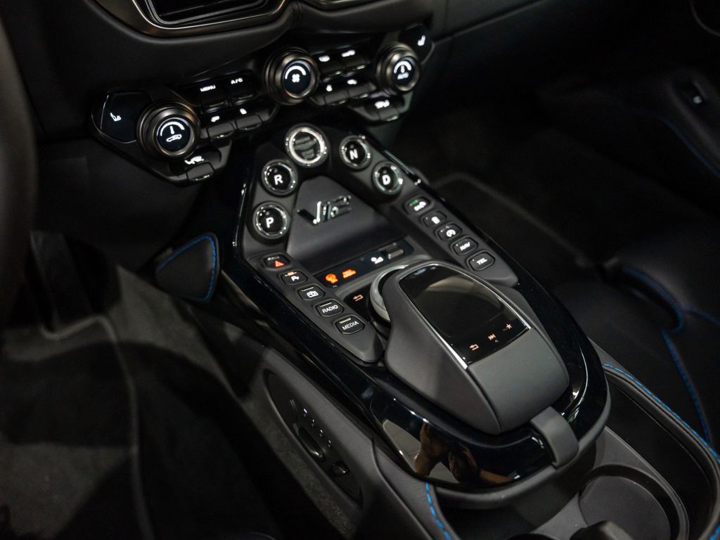 Aston Martin V12 Vantage 2022