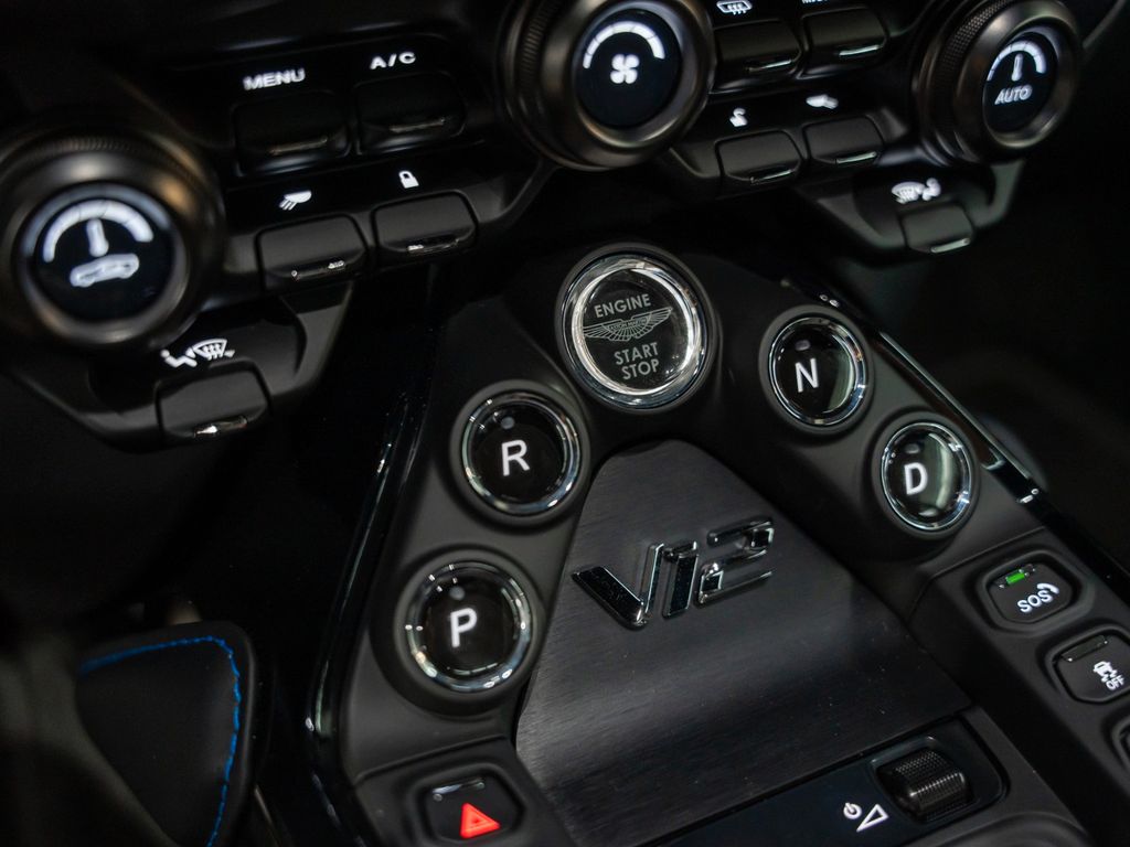 Aston Martin V12 Vantage 2022