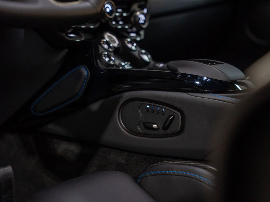 Aston Martin V12 Vantage 2022