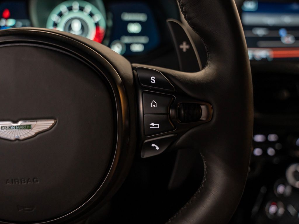 Aston Martin V12 Vantage 2022