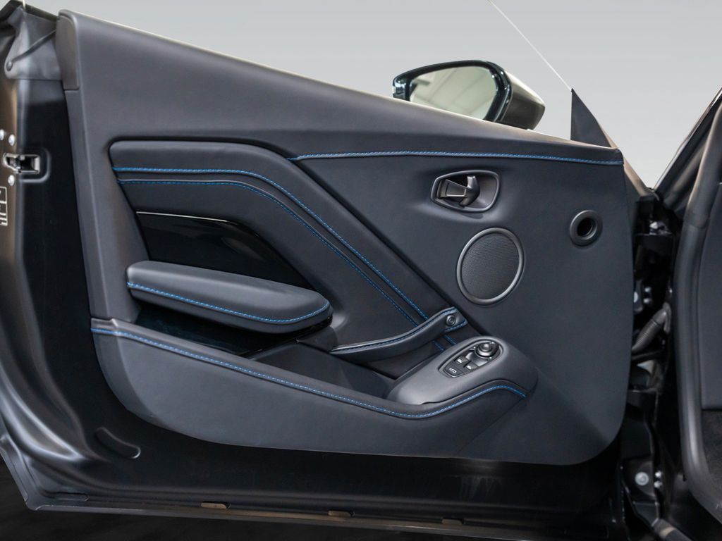Aston Martin V12 Vantage 2022