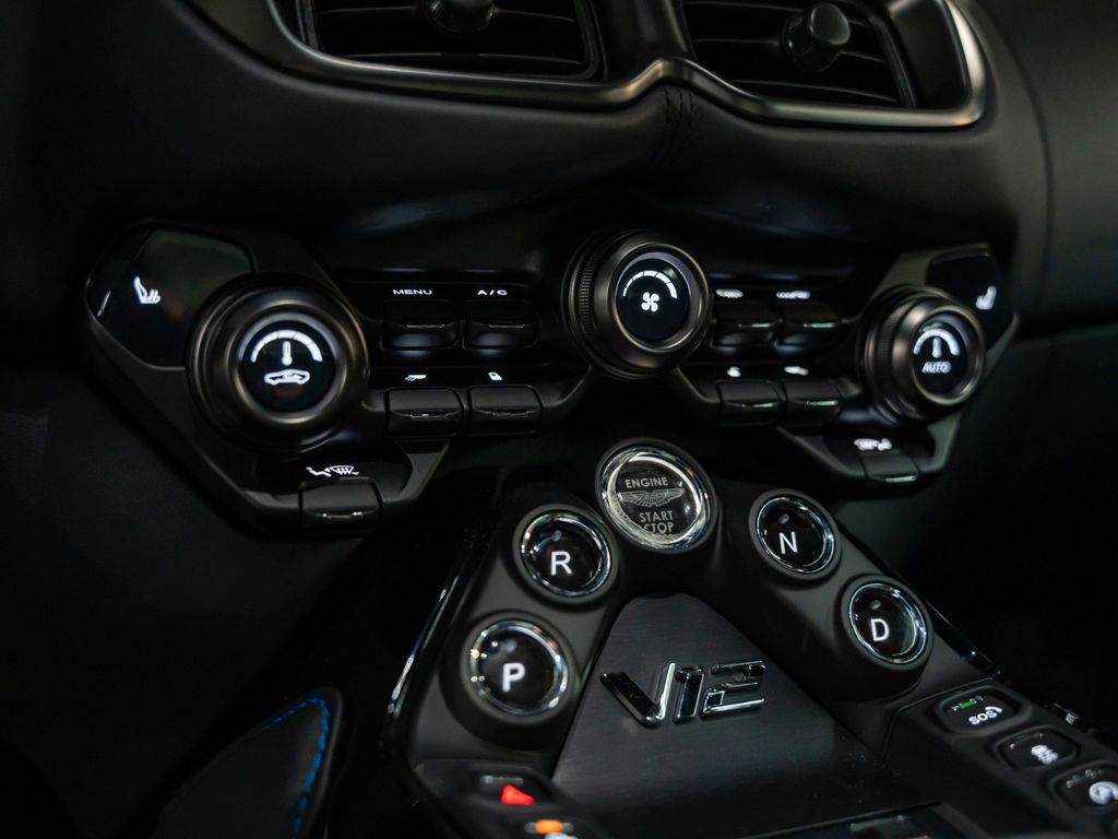Aston Martin V12 Vantage 2022