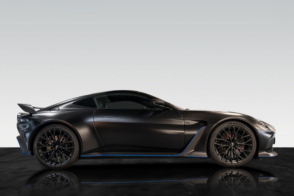 Aston Martin V12 Vantage 2022