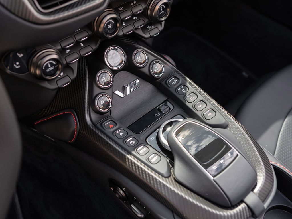 Aston Martin V12 Vantage 2023