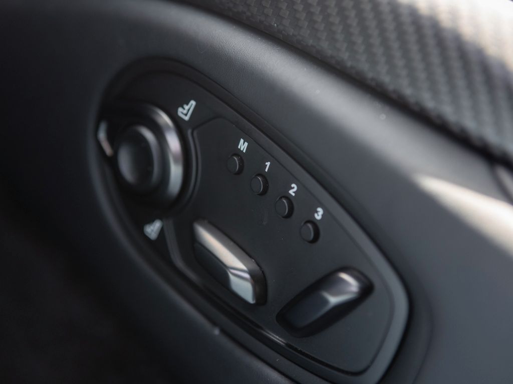 Aston Martin V12 Vantage 2023