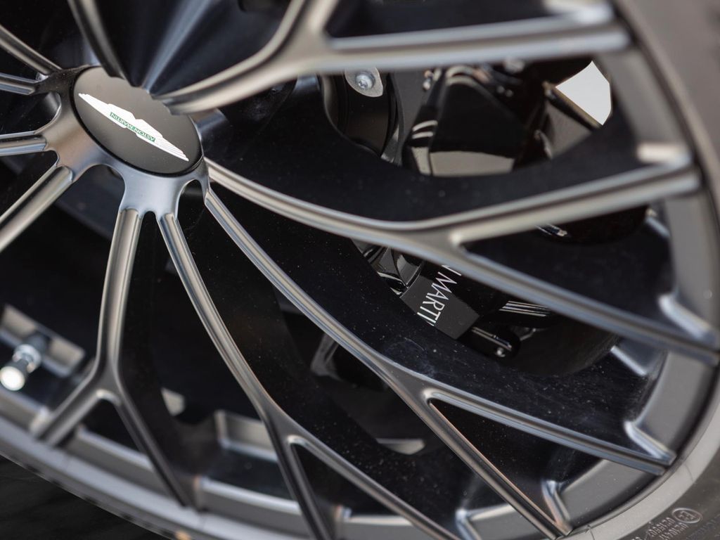 Aston Martin V12 Vantage 2023