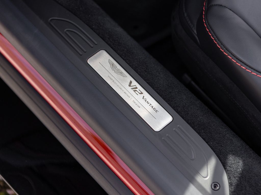 Aston Martin V12 Vantage 2023