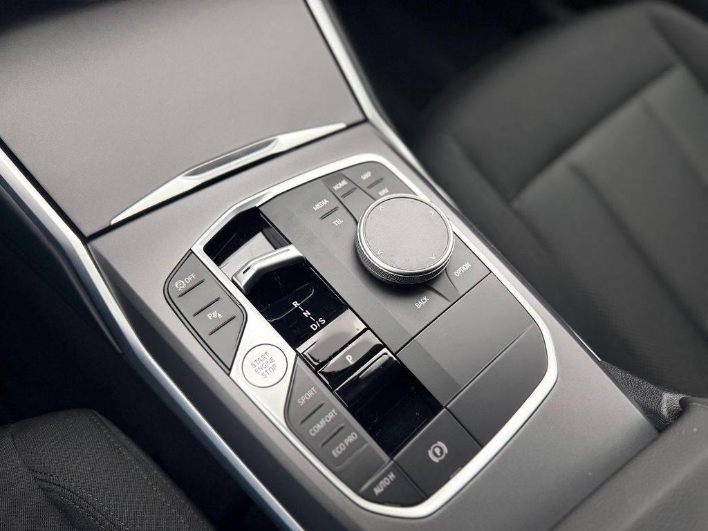 BMW 318 2024