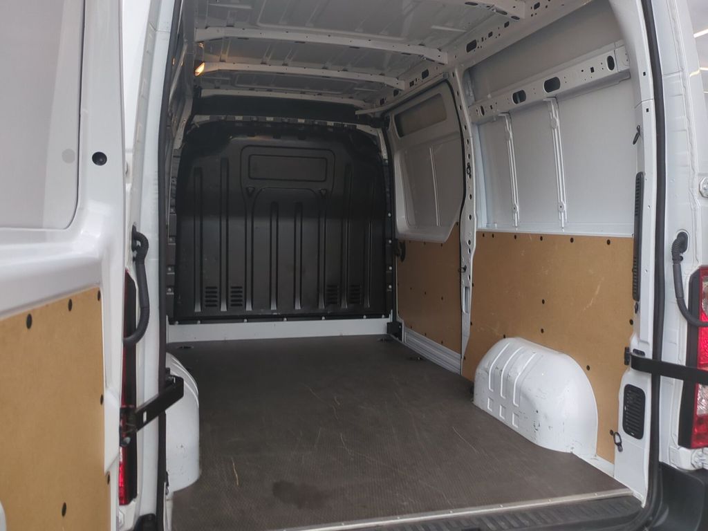 Nissan Interstar 2024