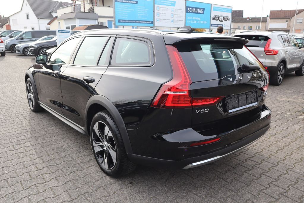 Volvo V60 Cross Country 2023