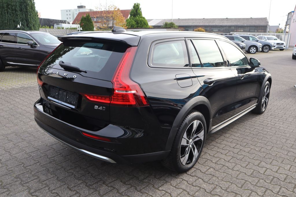 Volvo V60 Cross Country 2023
