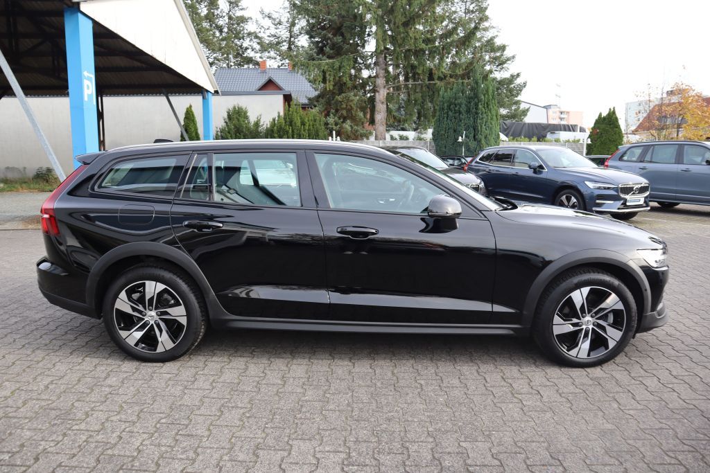 Volvo V60 Cross Country 2023