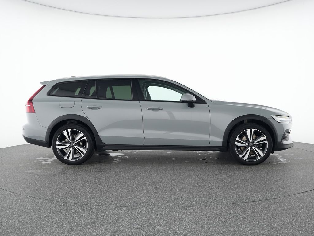Volvo V60 Cross Country 2023