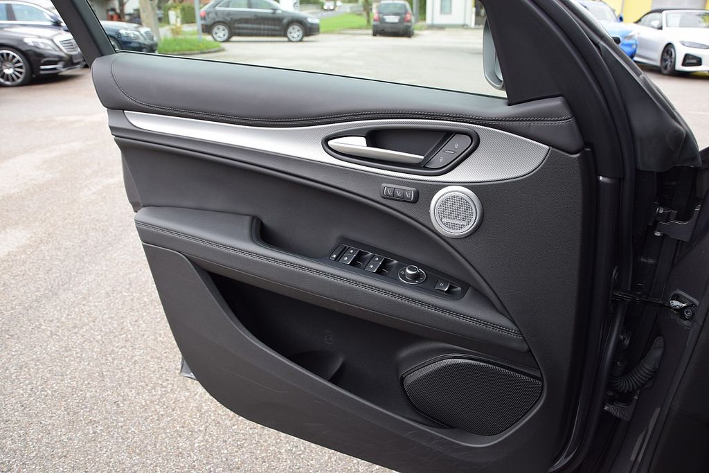 Alfa Romeo Stelvio 2023