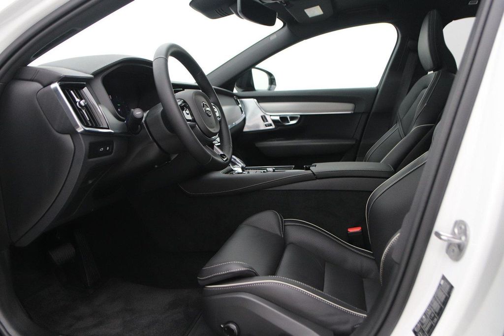 Volvo V90 2025