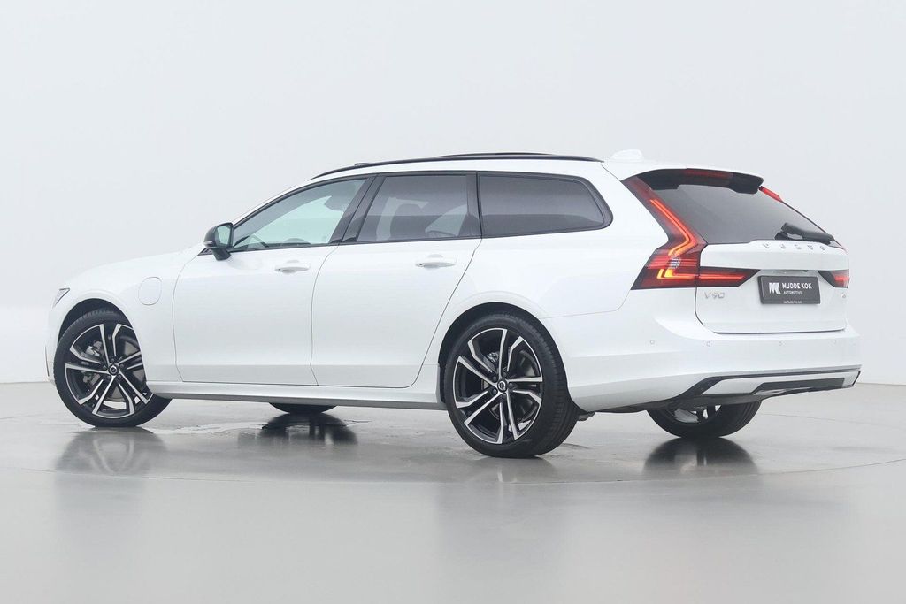 Volvo V90 2025