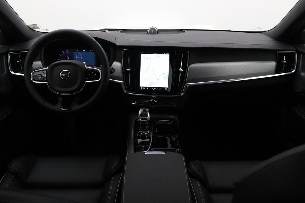 Volvo V90 2025