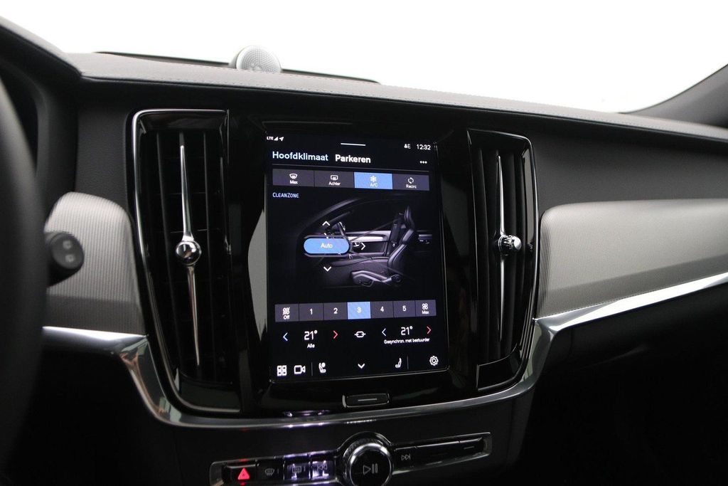 Volvo V90 2025