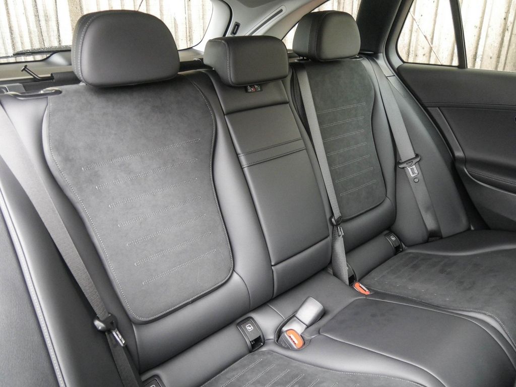 Mercedes-Benz C 300 2025