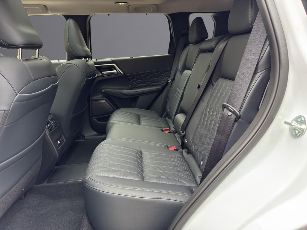 Mitsubishi Plug-in Hybrid Outlander 2025