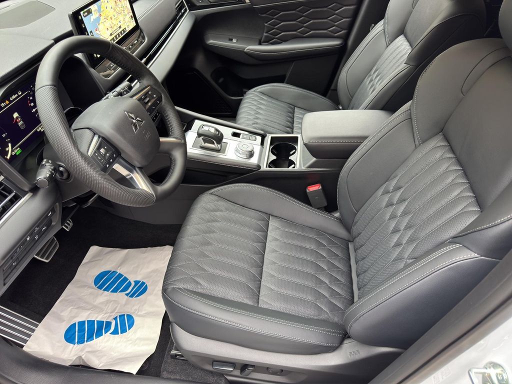 Mitsubishi Plug-in Hybrid Outlander 2025