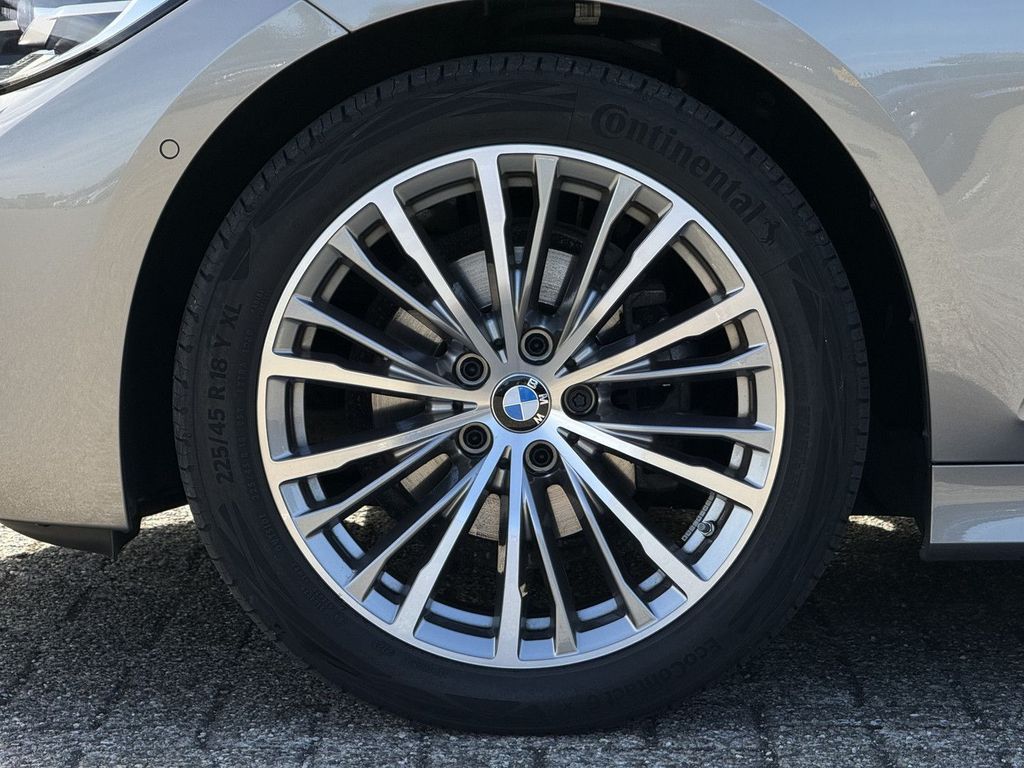 BMW 318 2022