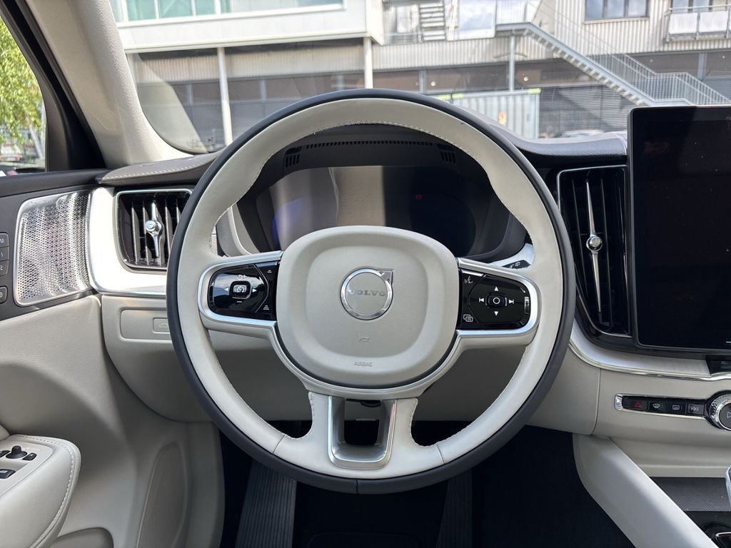 Volvo XC60 2025