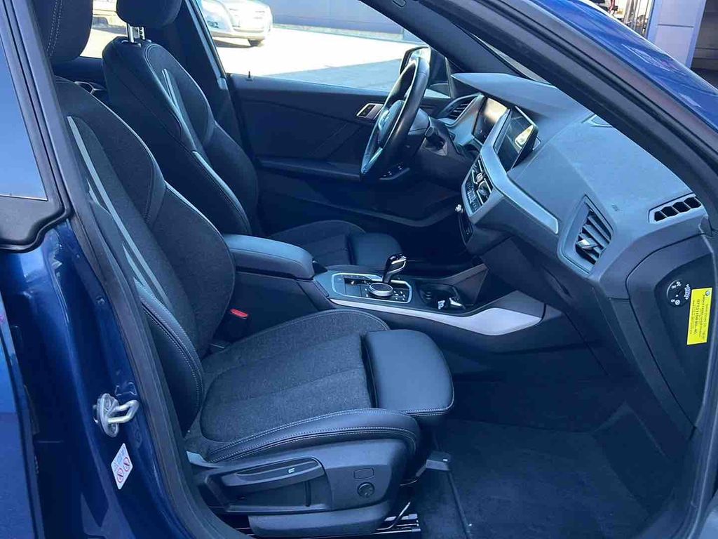 BMW 216 2023
