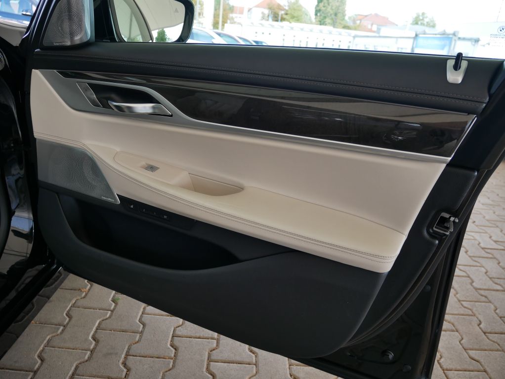 BMW 750 2018