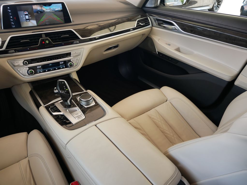 BMW 750 2018