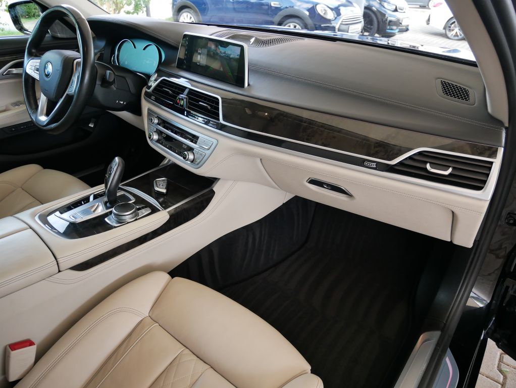 BMW 750 2018