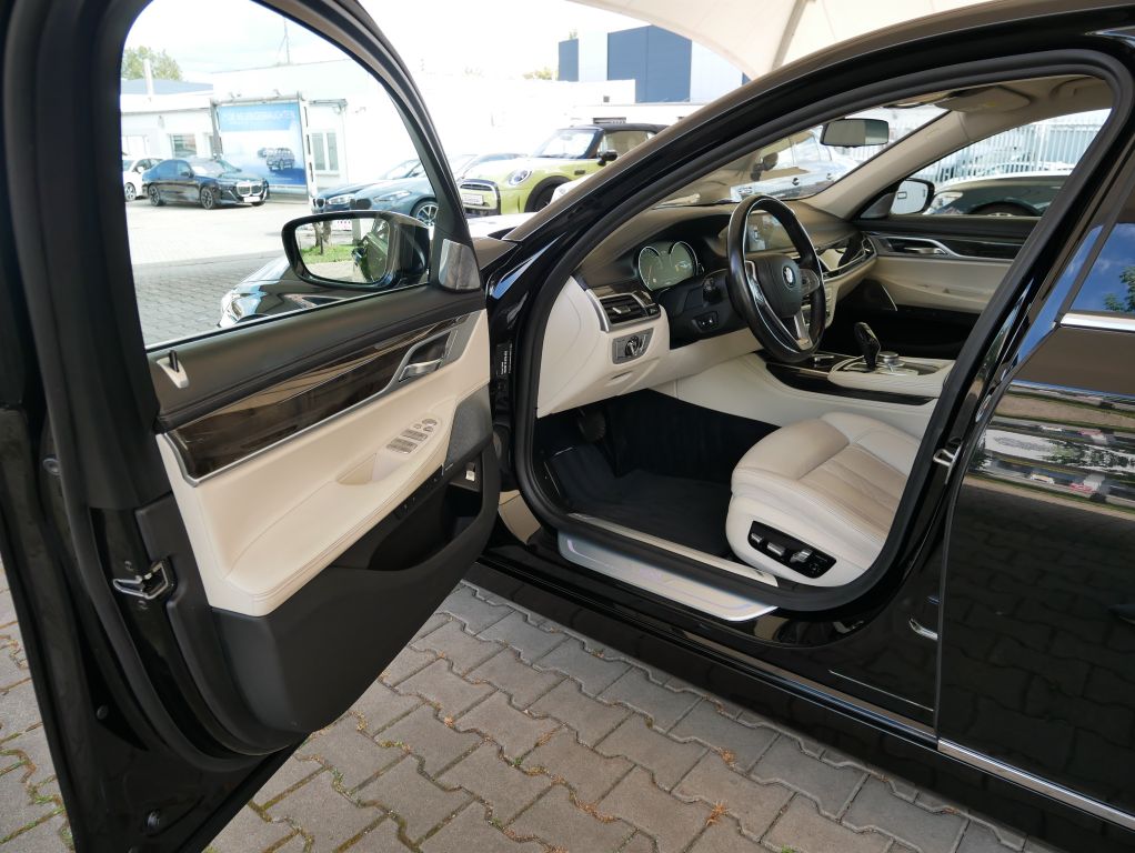 BMW 750 2018