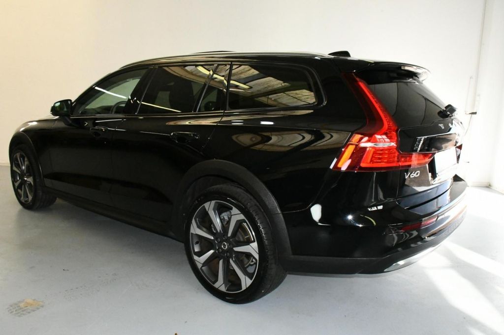 Volvo V60 Cross Country 2023