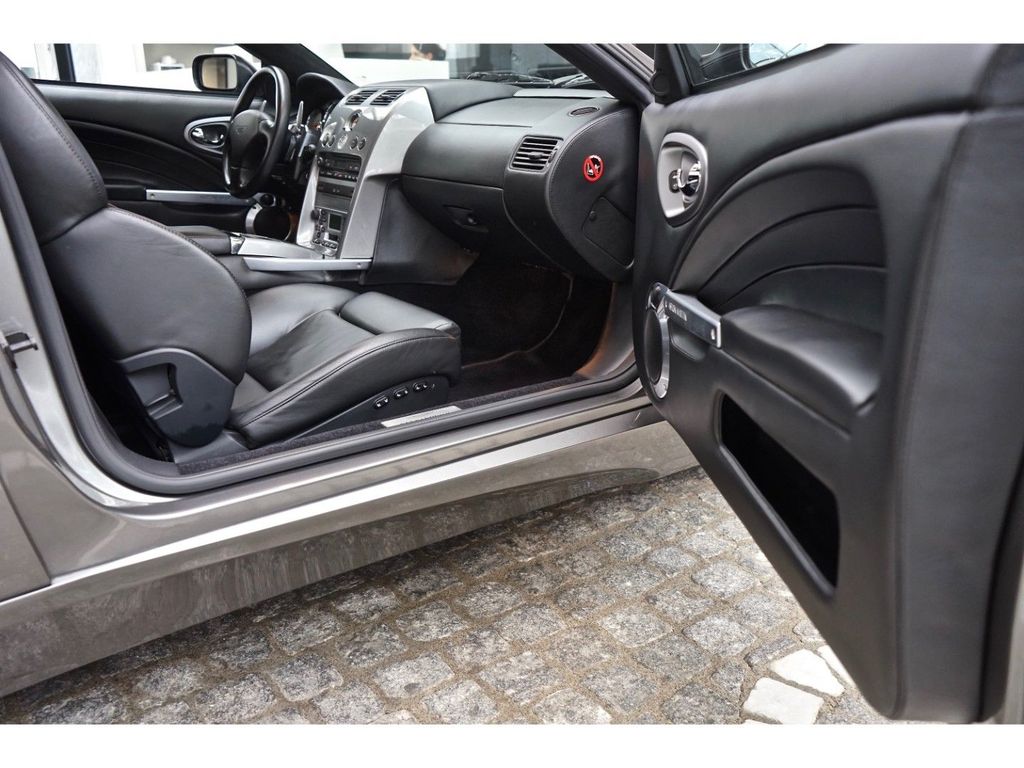 Aston Martin Vanquish 2004