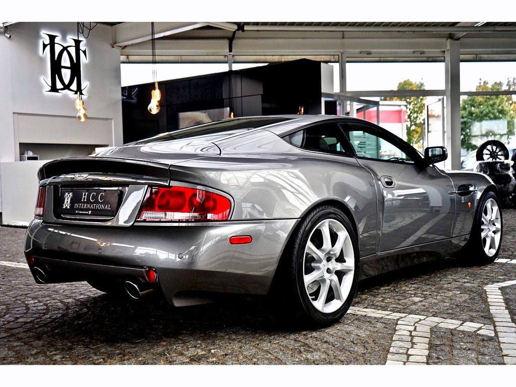 Aston Martin Vanquish 2004