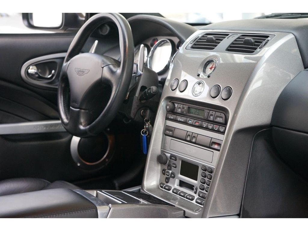 Aston Martin Vanquish 2004