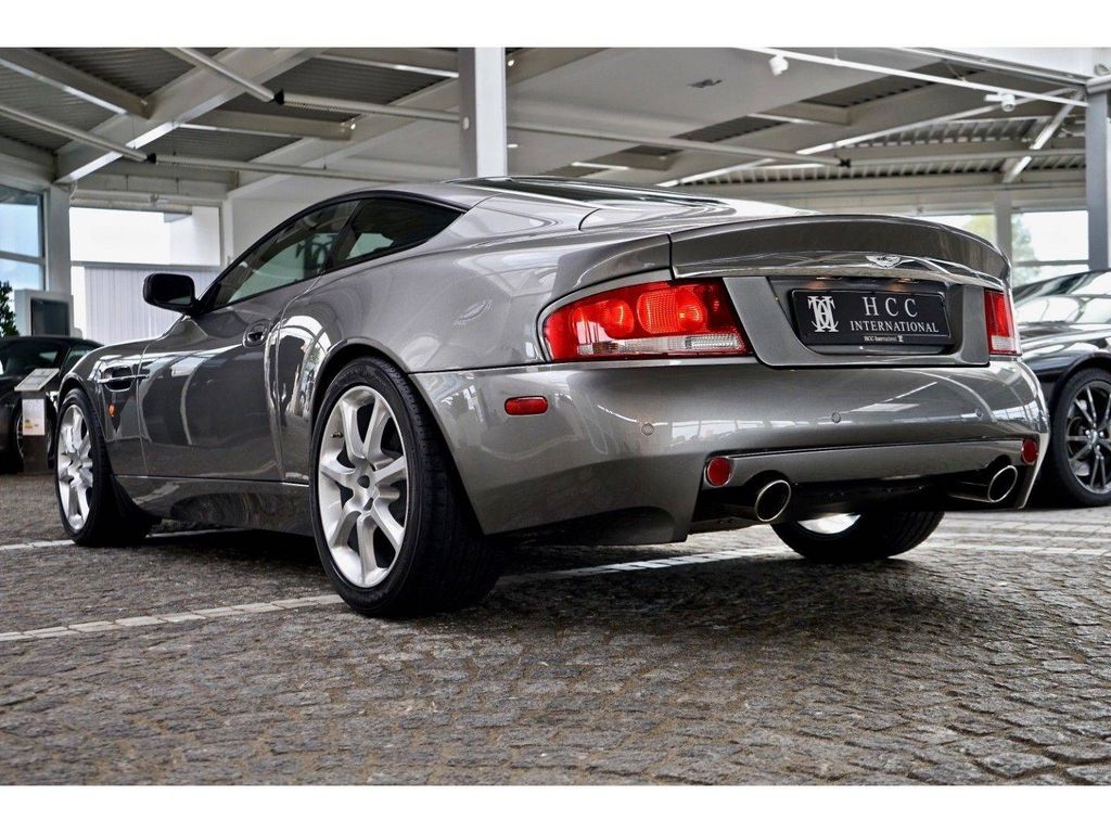 Aston Martin Vanquish 2004