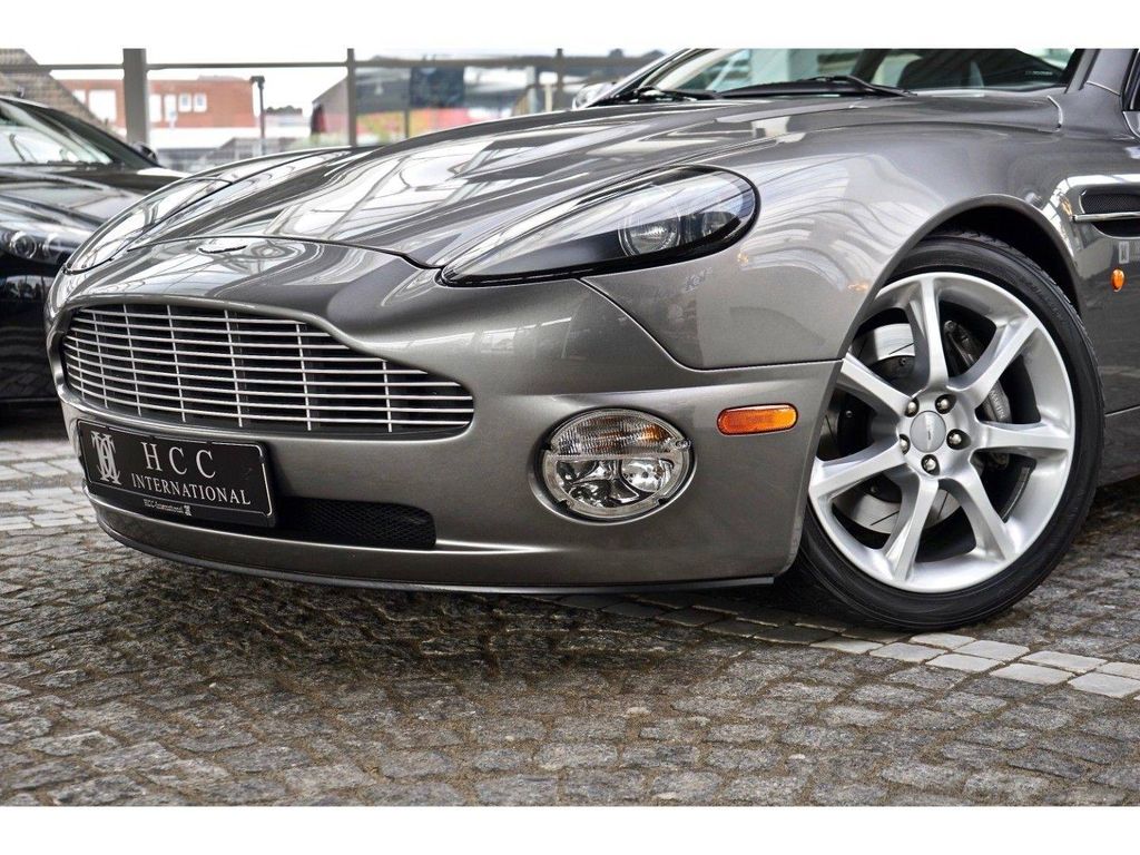 Aston Martin Vanquish 2004