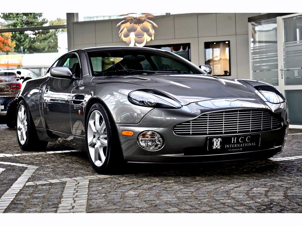 Aston Martin Vanquish 2004