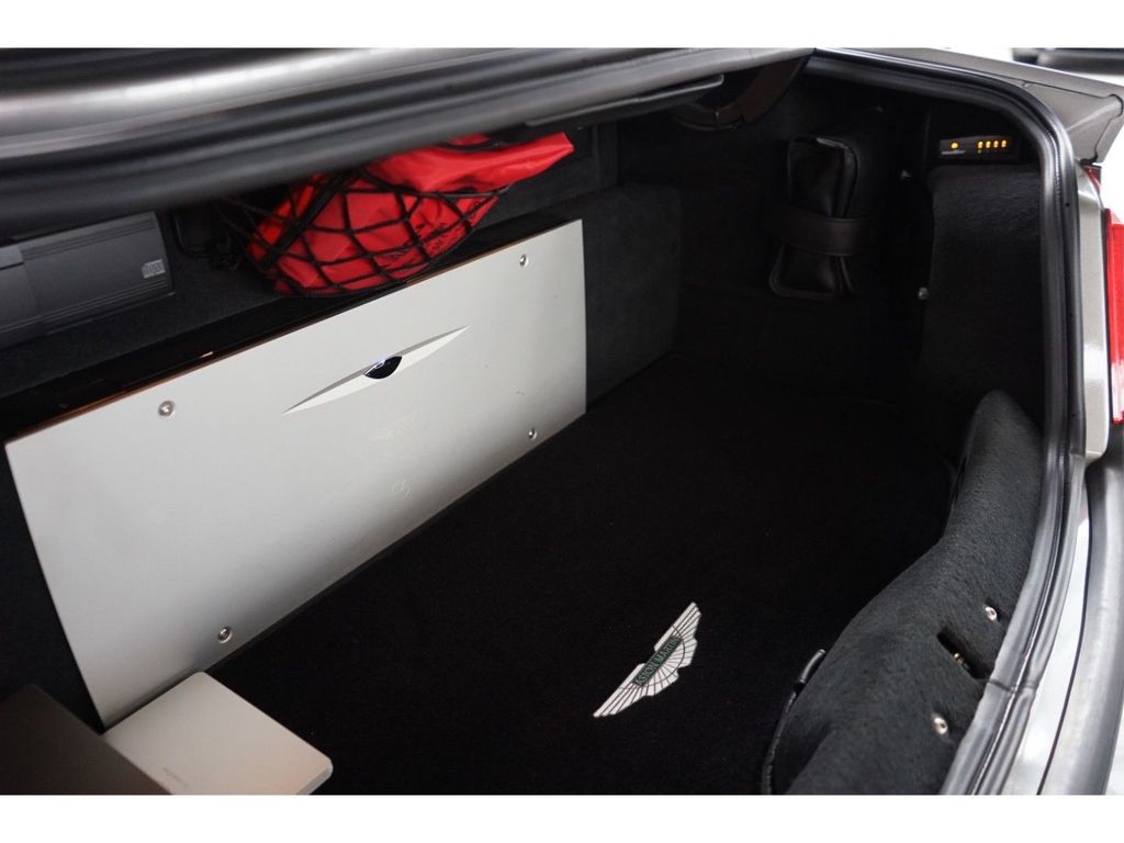 Aston Martin Vanquish 2004