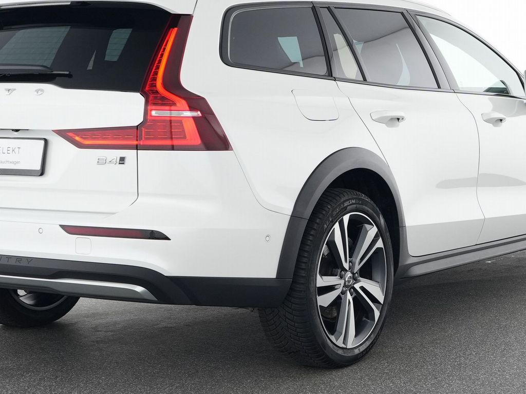 Volvo V60 Cross Country 2023
