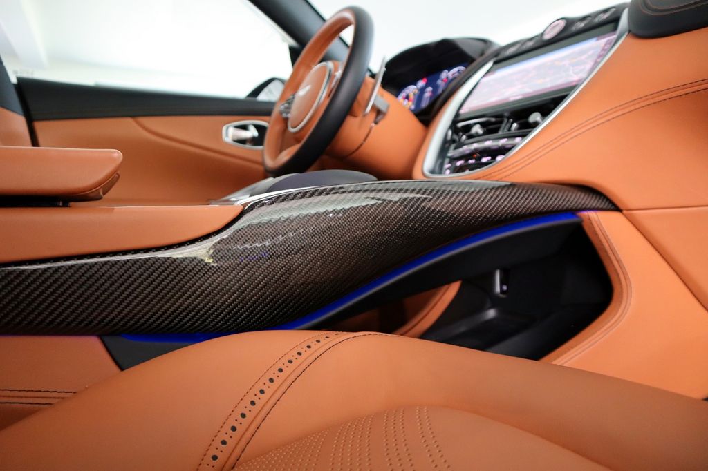 Aston Martin DBX 2022