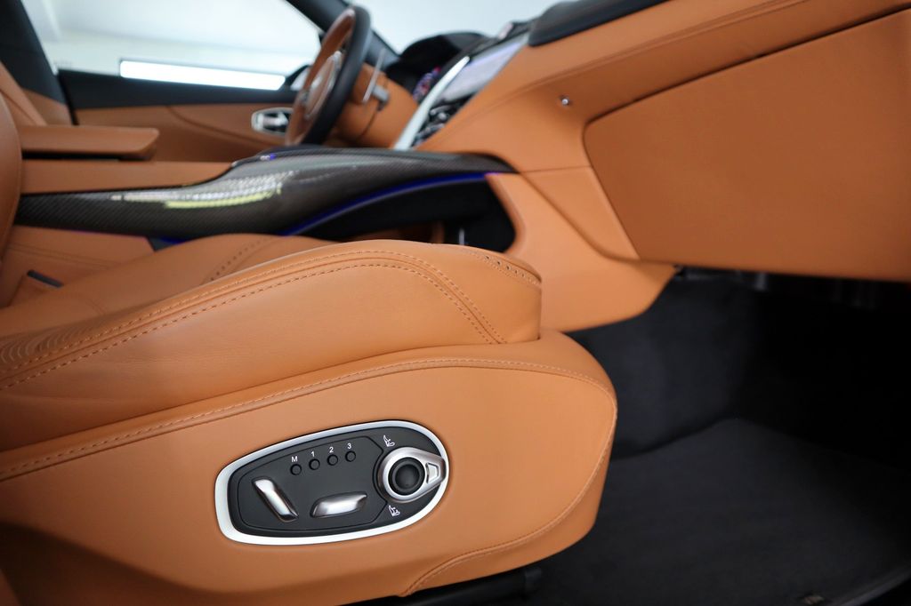 Aston Martin DBX 2022