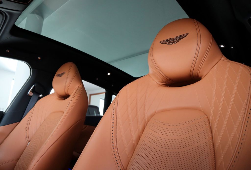 Aston Martin DBX 2022