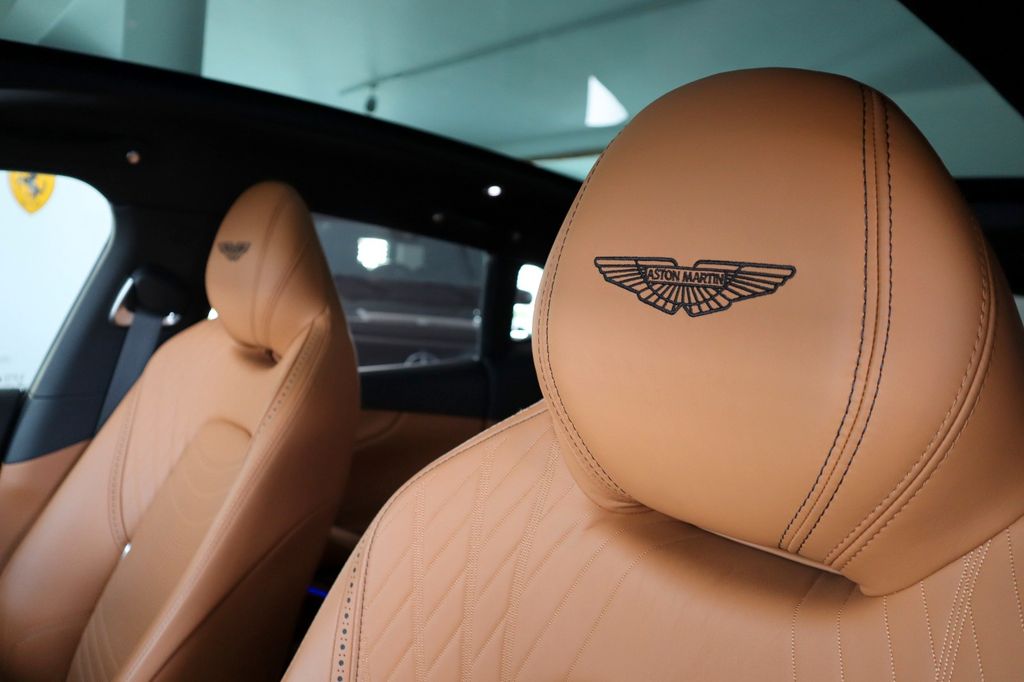 Aston Martin DBX 2022