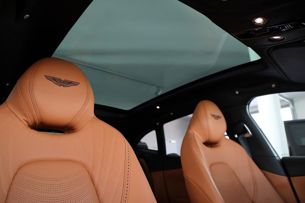 Aston Martin DBX 2022