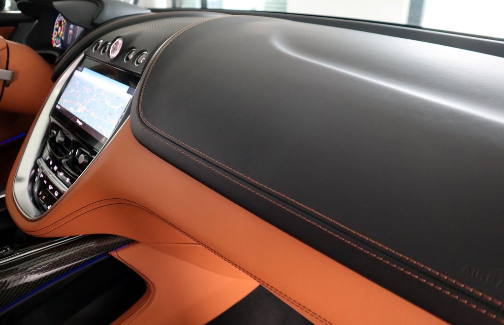 Aston Martin DBX 2022