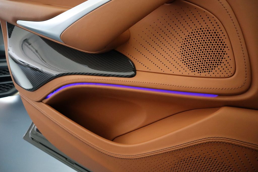 Aston Martin DBX 2022