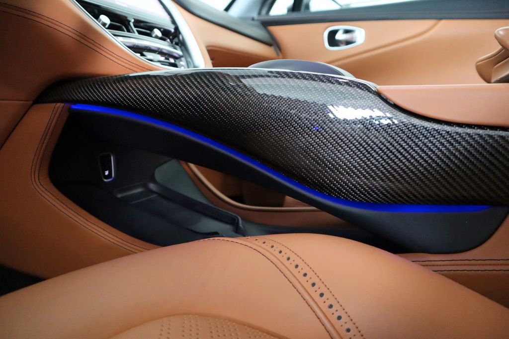 Aston Martin DBX 2022